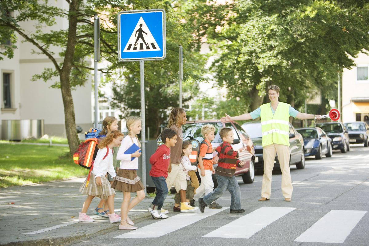 Kinder im Straßenverkehr sicher schützen | Tipps