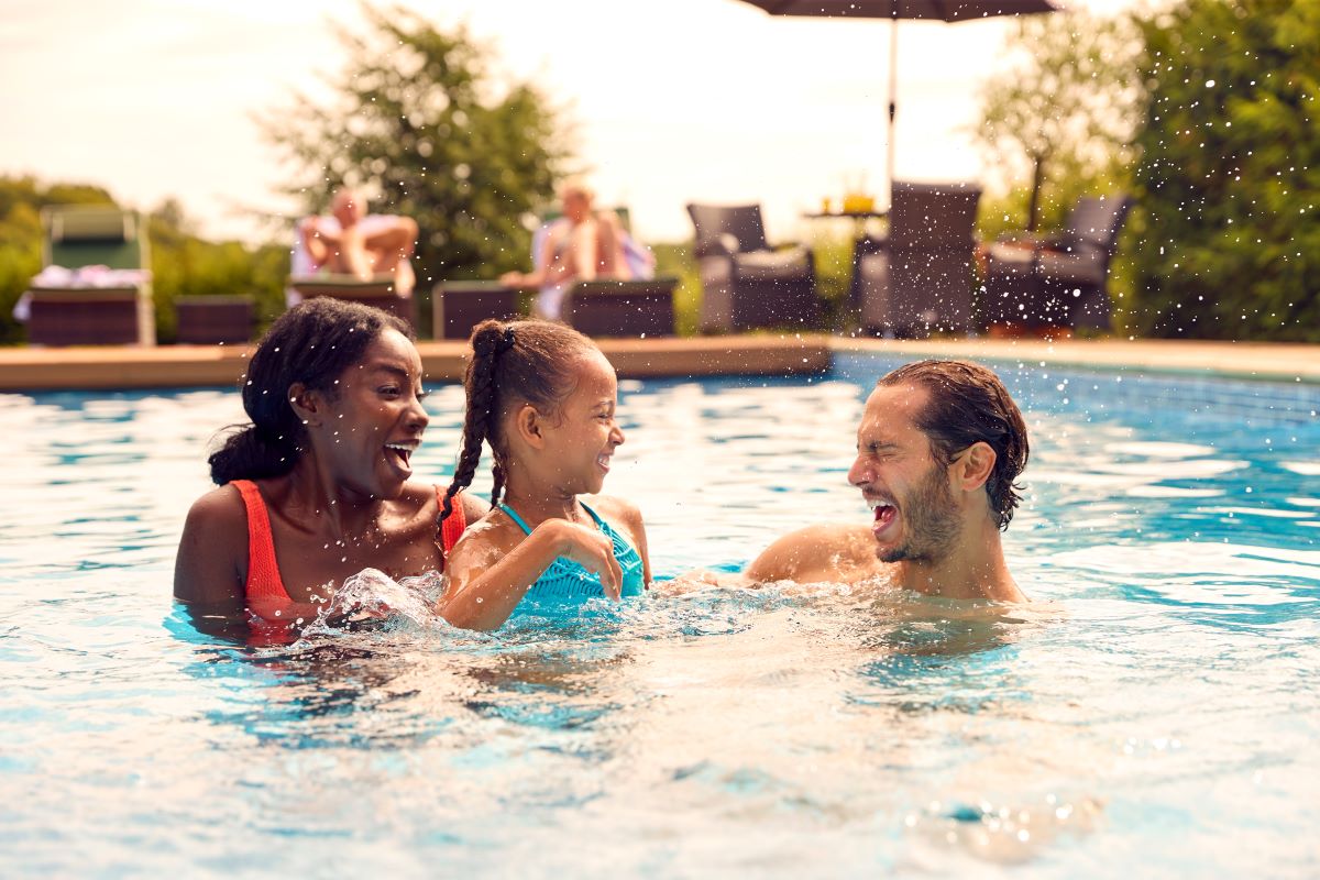 Freibad-Knigge: Mit diesen Verhaltensregeln entspannt durch 